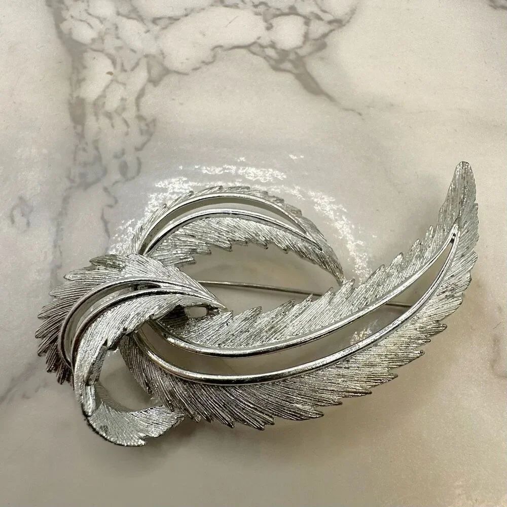 Sarah Coventry vintage silver tone feather brooch